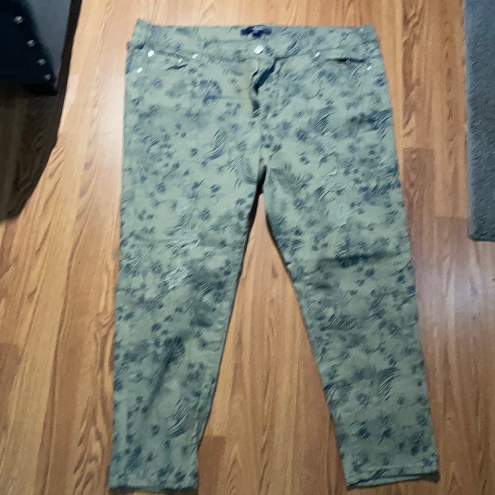 Denim 24 7 jeans light olive green with dark olive green floral print Size 24 W